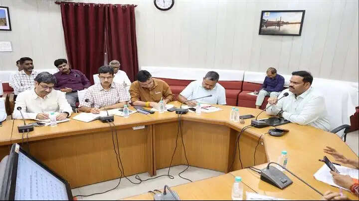 भोपालः संभाग आयुक्त ने सीएम हेल्पलाइन एवं लोक सेवा गारंटी सेवाओं की समीक्षा की