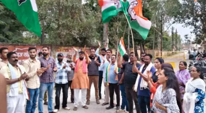 अधूरे सड़क निर्माण में देरी के विरोध में कांग्रेस ने किया विरोध प्रदर्शन