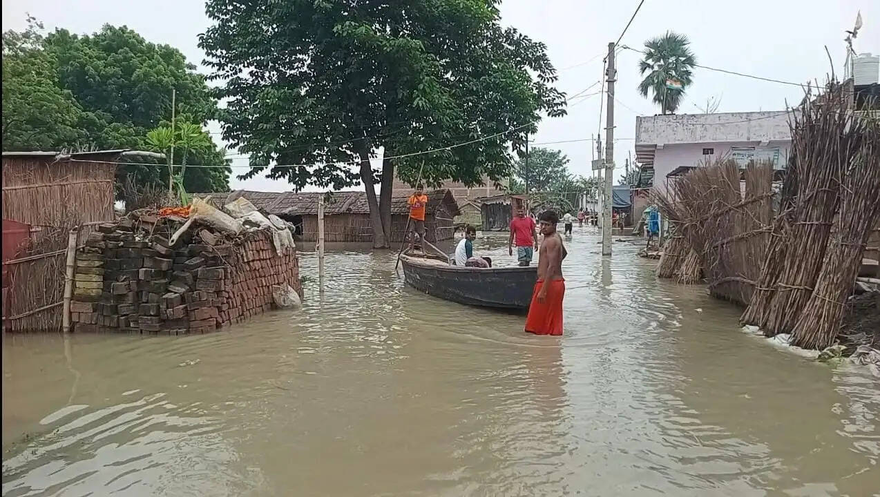 सारण में सरयू का बढ़ा जलस्तर कई इलाके हुए जलमग्न, हजारों परिवार हुई बेघर