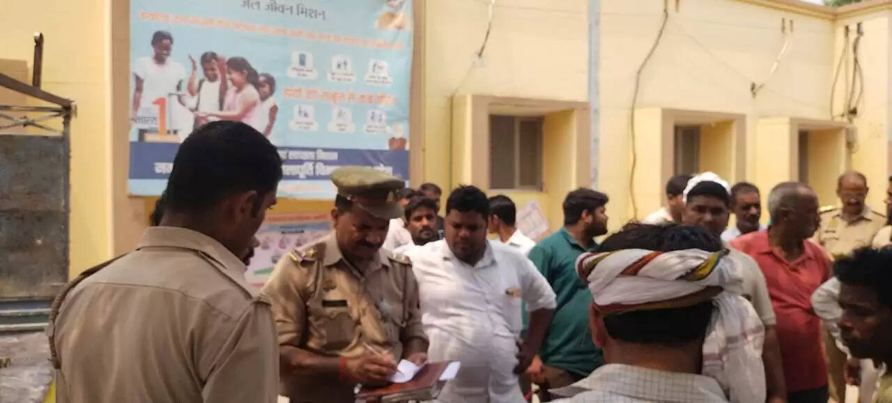 पेड़ काटते समय मजदूर की दर्दनाक मौत