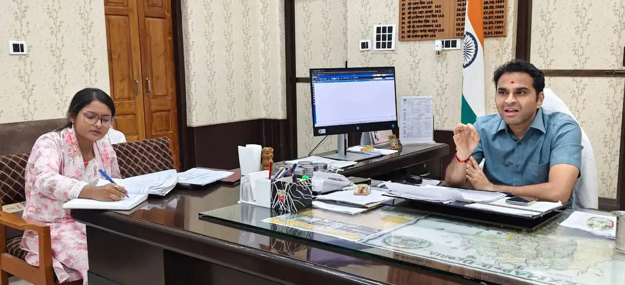देवरिया में टीकाकरण से कोई बच्चा न छूटे, ग्राम प्रधान परिवारों को करें जागरूक : जिलाधिकारी