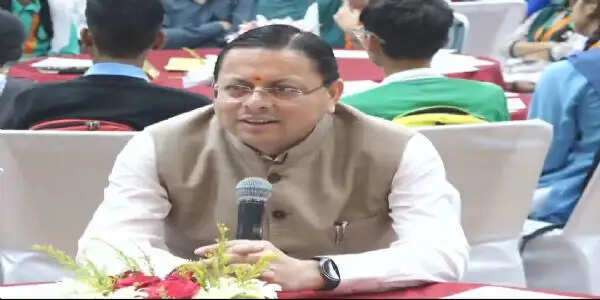 मुख्यमंत्री युवा विद्यार्थी मंथन में छात्रा के सवाल पर धामी ने की टैब की घोषणा