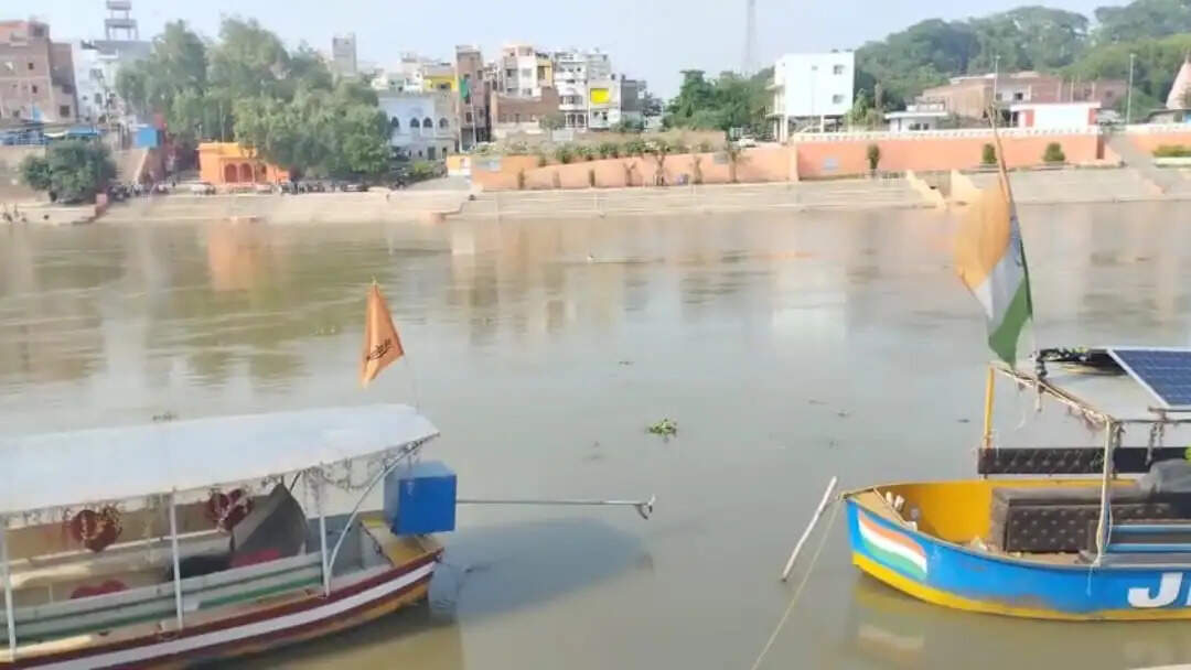 मां के साथ दवा लेने जा रही किशोरी ने शाही पुल से गोमती नदी में लगाई छलांग तलाश जारी