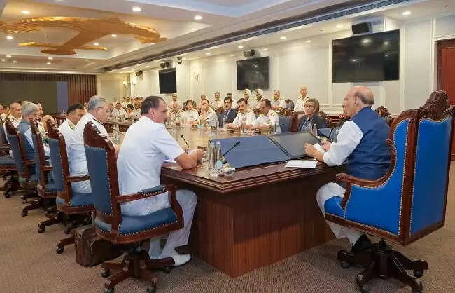 'ऑपरेशन सिंदूर' में पाकिस्तान को बंदरगाह तक सीमित रखने में नौसेना की भूमिका को रक्षा मंत्री ने सराहा