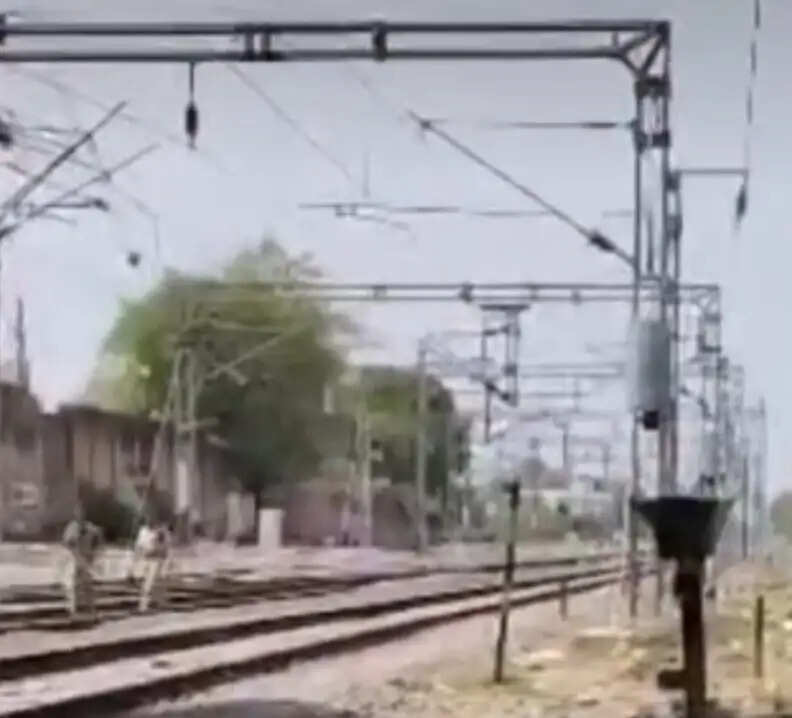 ट्रेन की चपेट में आकर महिला की मौत