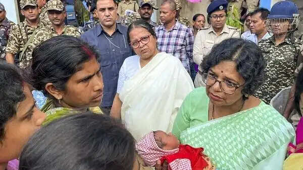 मालदा में राहत शिविर में पहुंचीं महिला आयोग की अध्यक्ष, दंगा पीड़ित महिलाओं की हालत पर बंगाल सरकार को घेरा