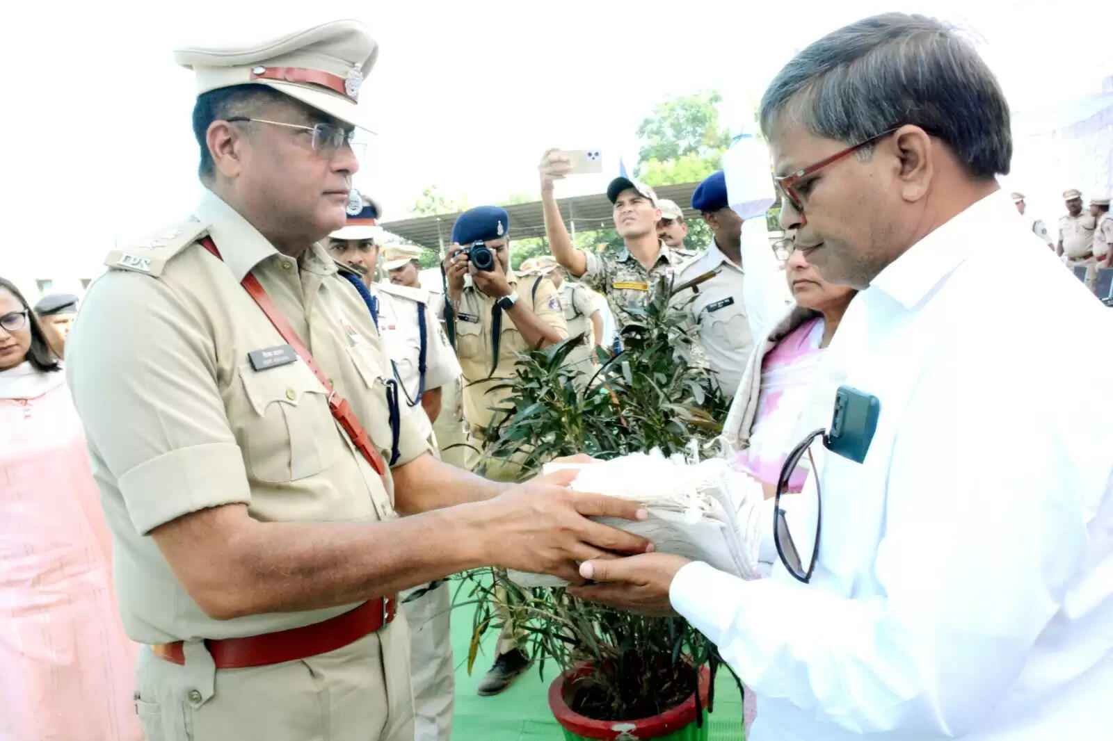 कलेक्टर, पुलिस अधीक्षक व शहीद परिवार के सदस्यों ने पुष्पचक्र अर्पित कर शहीदों को किया नमन