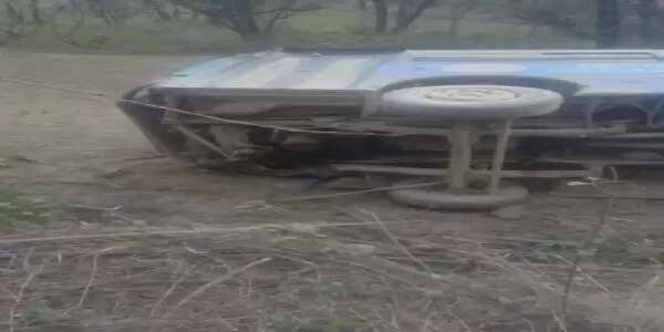 मंडी के हवाणी में एचआरटीसी की बस दुर्घटनाग्रस्त, 15 लोग घायल