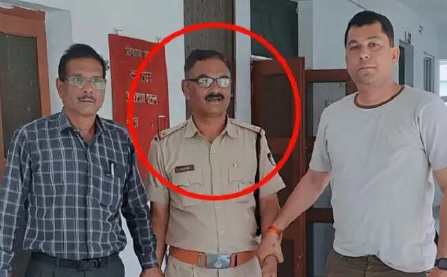 खरगोनः लोकायुक्त पुलिस ने एएसआई को 7 हजार रुपये की रिश्वत लेते रंगेहाथों पकड़ा