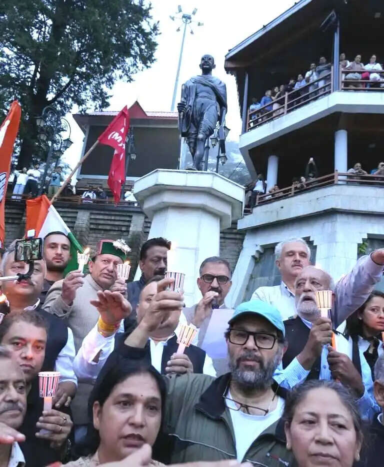 नीट पेपर लीक के विरोध में कांग्रेस-माकपा का शिमला में कैंडल मार्च, मुख्यमंत्री सुक्खू भी हुए शामिल