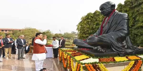 मुख्यमंत्री भजनलाल शर्मा ने महात्मा गांधी जी की प्रतिमा पर श्रद्धासुमन किए अर्पित