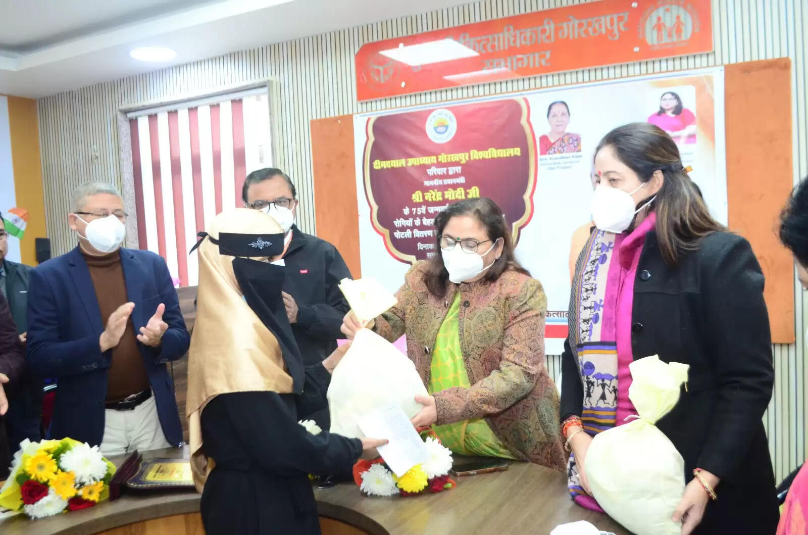 टीबी मुक्त भारत अभियान के तहत कुलपति ने गोद लिए गए क्षय रोगियों को वितरण किया पाेषण पोटली