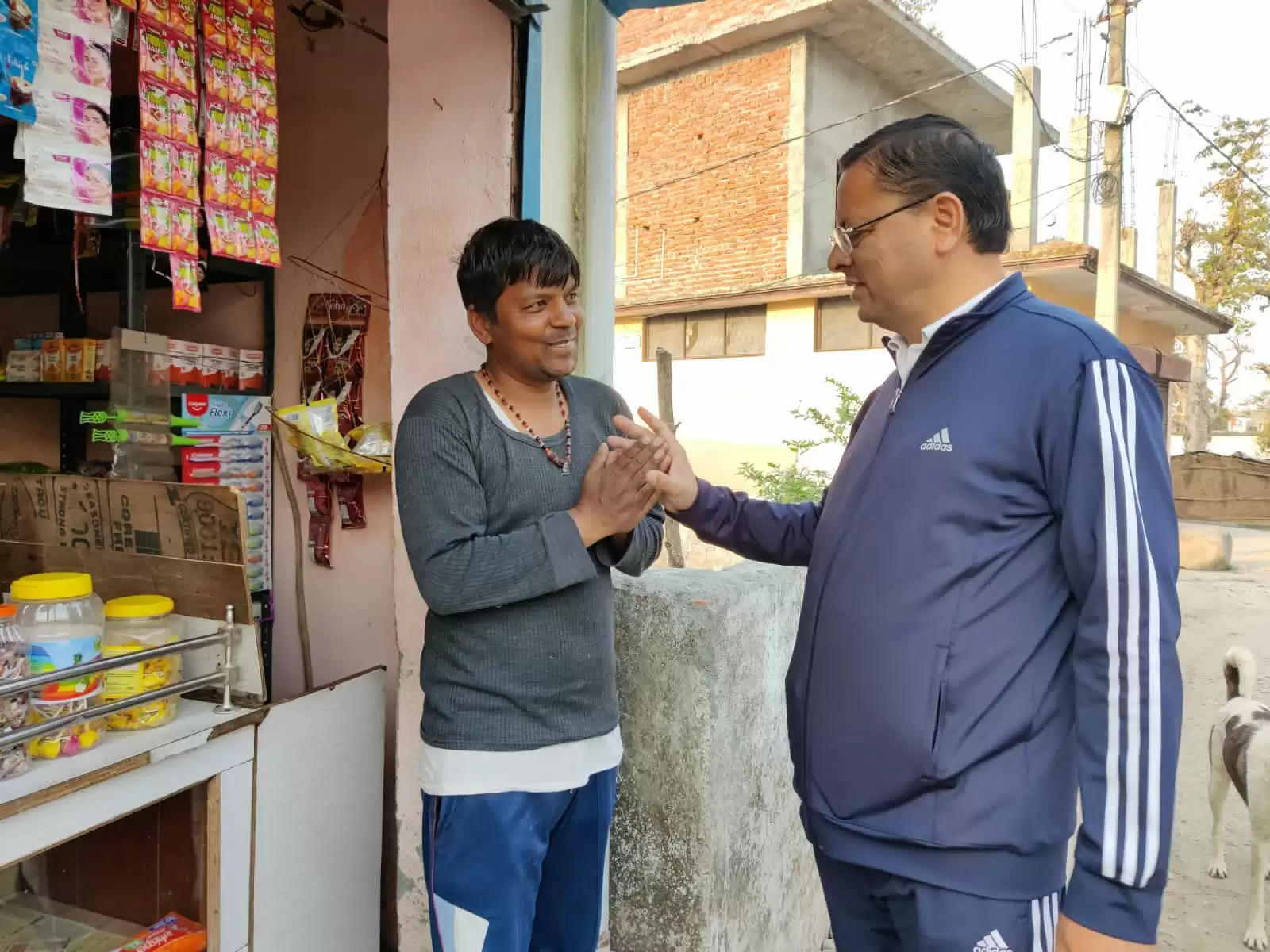 मुख्यमंत्री धामी अचानक कार्यकर्ता के घर पहुंचे, परिजनों से मिल कर लिया फीडबैक