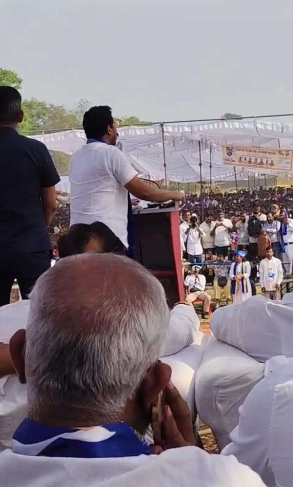 भीम आर्मी प्रमुख चंद्रशेखर आजाद के कार्यक्रम में मंच पर रिवाल्वर लेकर पहुंचा युवक, निकला पुलिसकर्मी