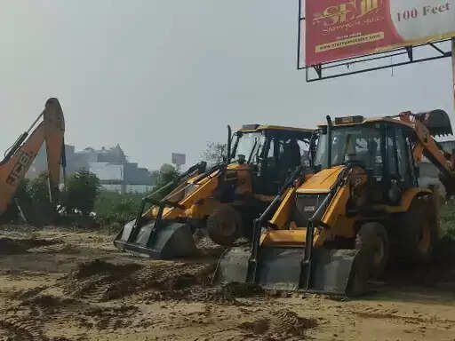 एक्सप्रेस-वे किनारे हो रहे अवैध निर्माण पर चला बुलडोजर