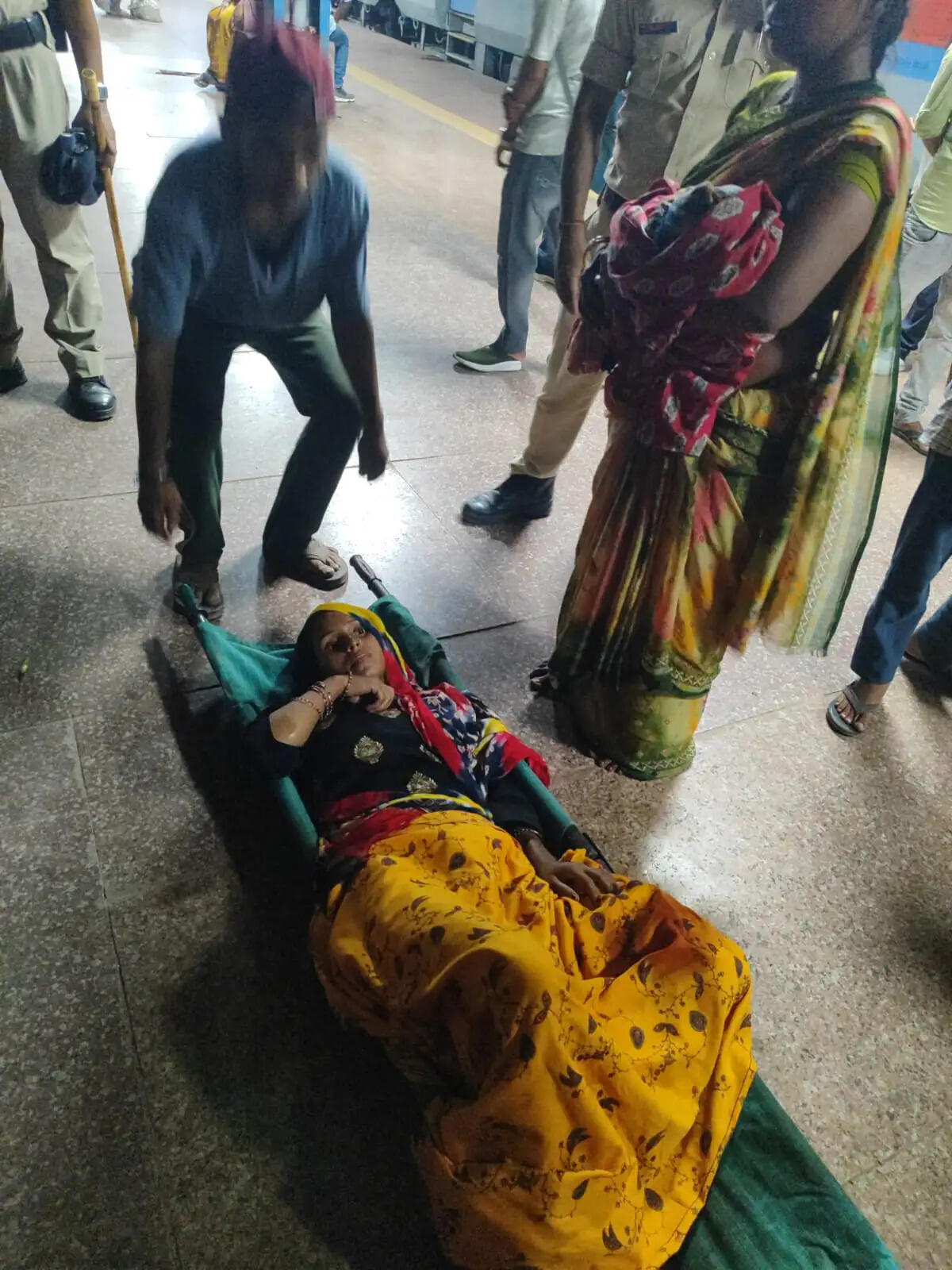 चलती ट्रेन में गूंजी नवजात की किलकारी,सीवान स्टेशन पर ‘ऑपरेशन मातृशक्ति’ के तहत सुरक्षित प्रसव