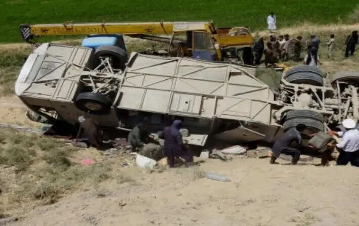 अफगानिस्तान में प्रवासी मजदूरों से भरा ट्रक पलटा, 18 लोगों की मौत