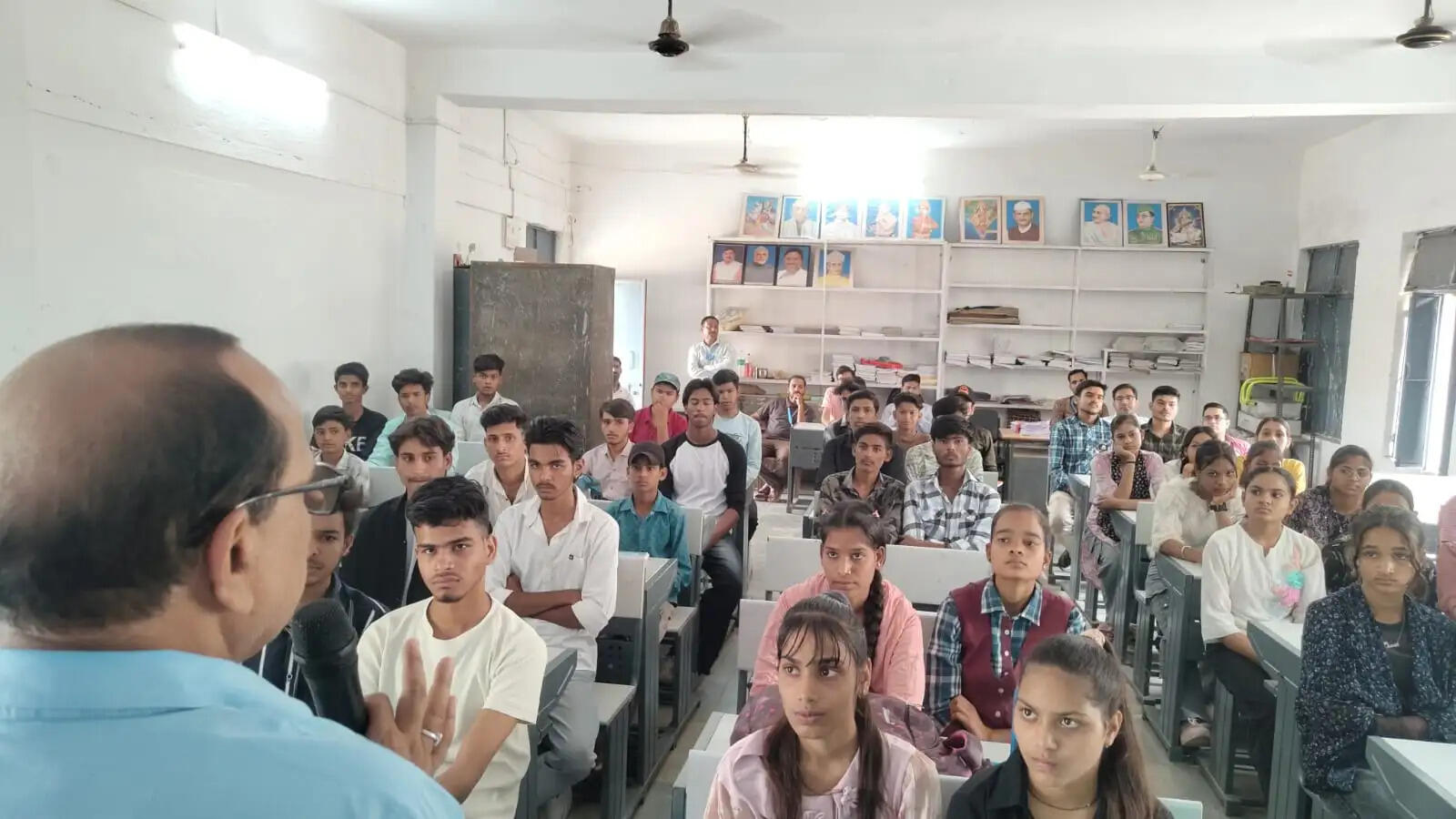 शिवपुरीः बदरवास में विद्यार्थियों को दी गई अग्निवीर वायु भर्ती की जानकारी