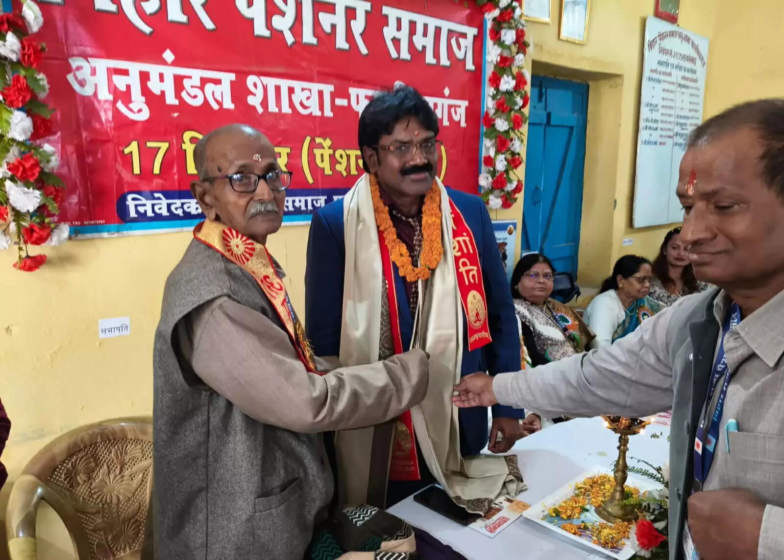 पेंशनर समाज ने स्थापना दिवस पर बुजुर्ग पेंशनरों को किया सम्मानित