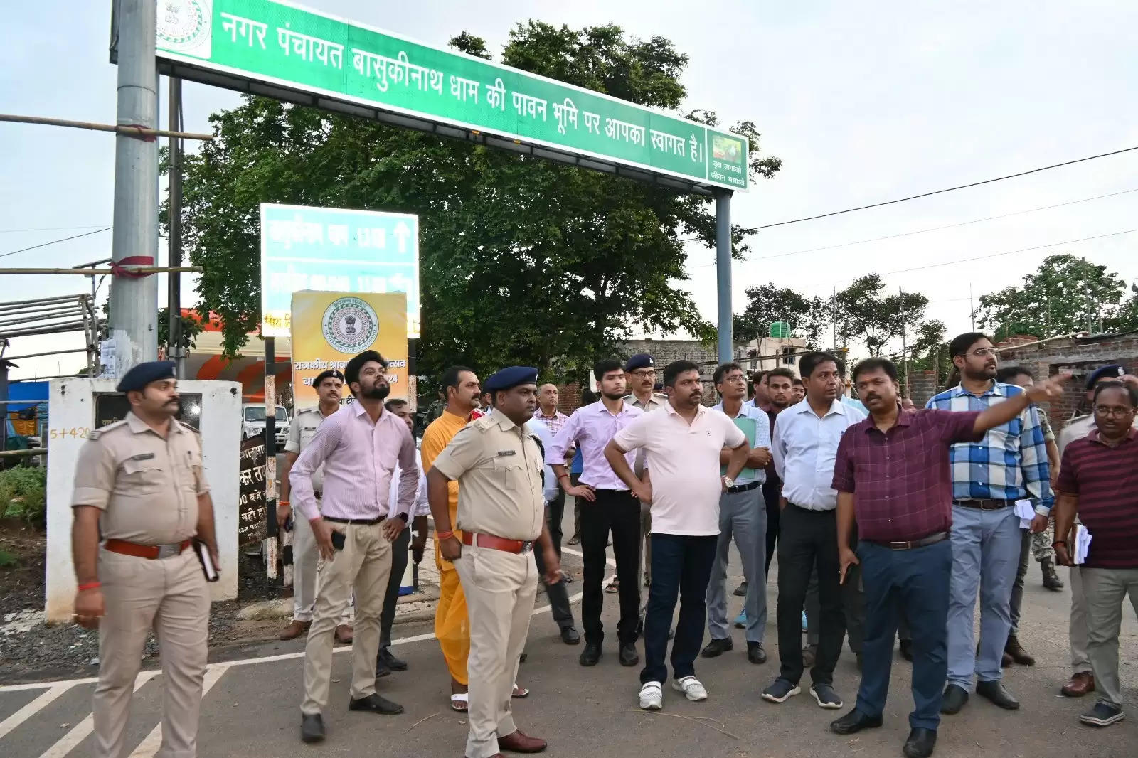 श्रावणी मेला की तैयारी को लेकर डीसी ने पदाधिकारियों के साथ बासुकीनाथ धाम में की बैठक