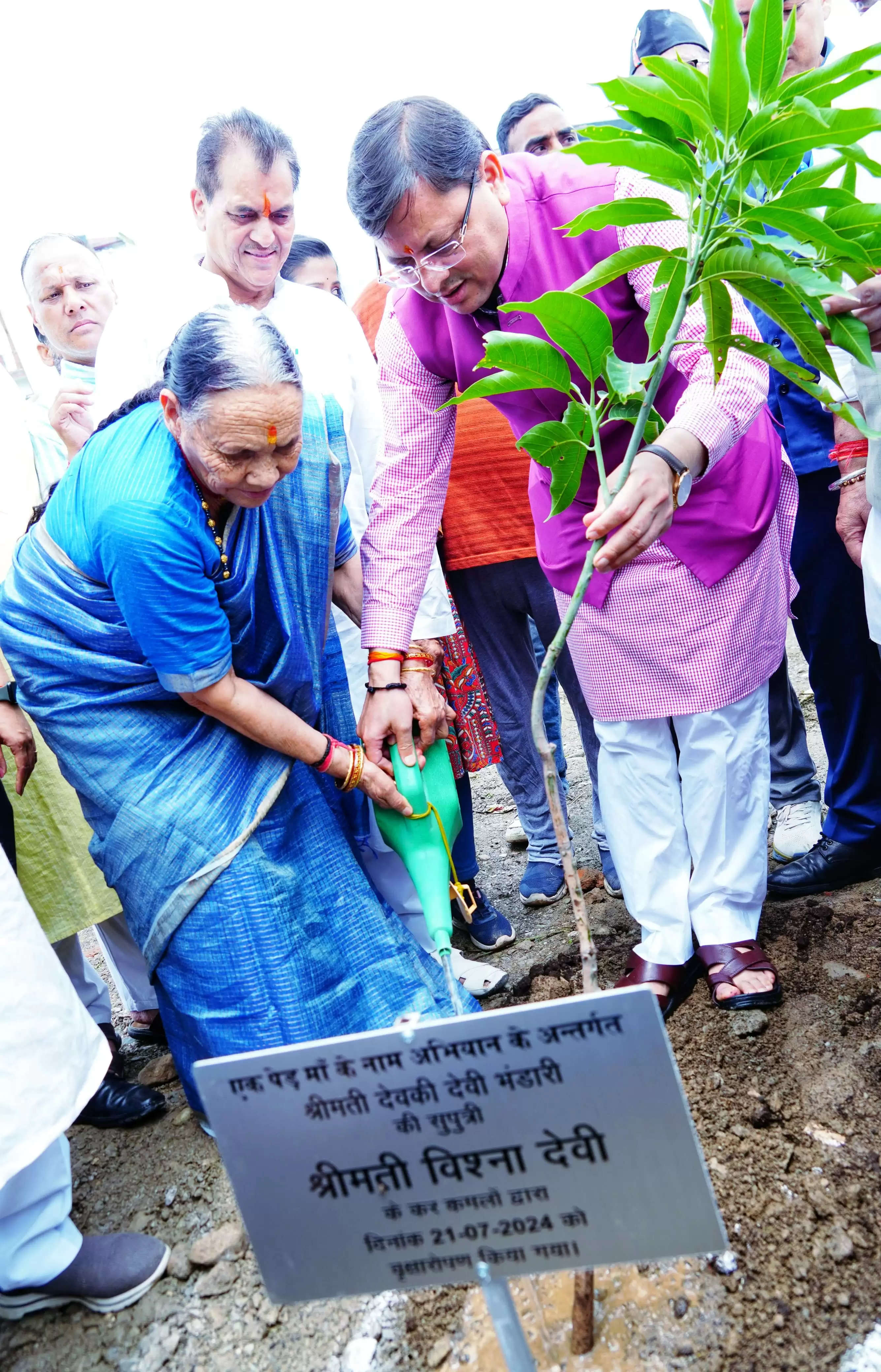 मुख्यमंत्री धामी ने गुरु पूर्णिमा पर 'एक पेड़ मां के नाम' अभियान के तहत अपनी माता संग किया पौधरोपण