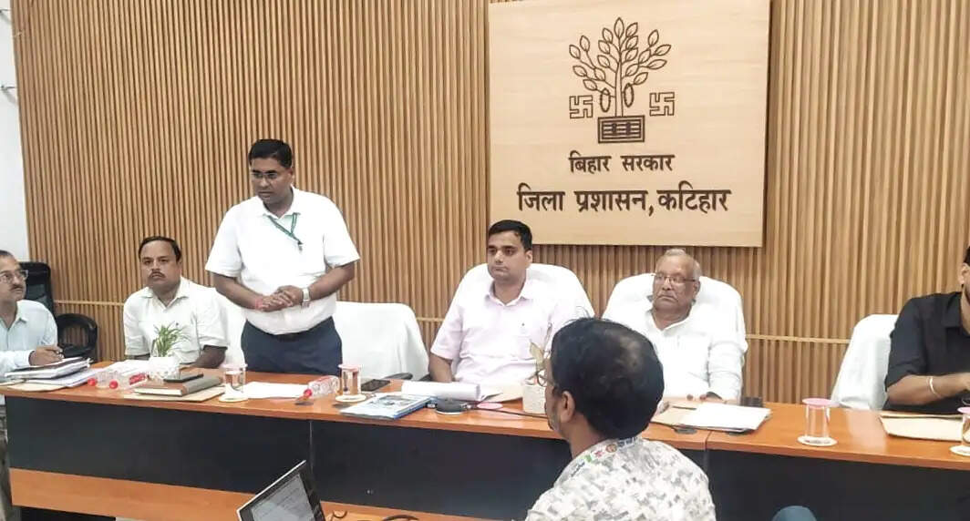 एमआरपी से ज्यादा पर खाद बेची तो रद्द होगा लाइसेंस, डीएम की दोटूक चेतावनी