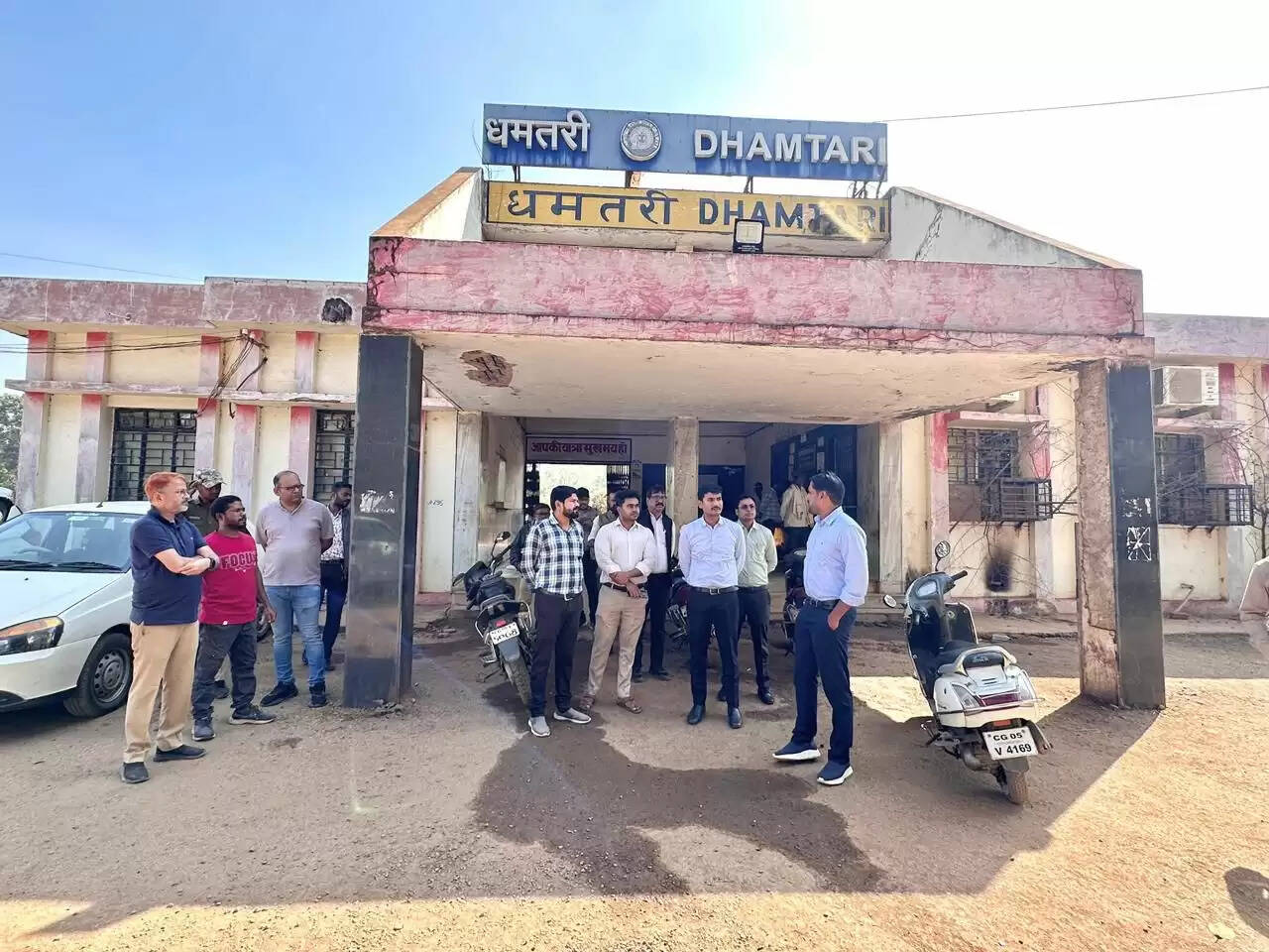 धमतरी : कलेक्टर ने रेलवे व बस स्टैंड और कॉमर्शियल कॉम्प्लेक्स का किया निरीक्षण