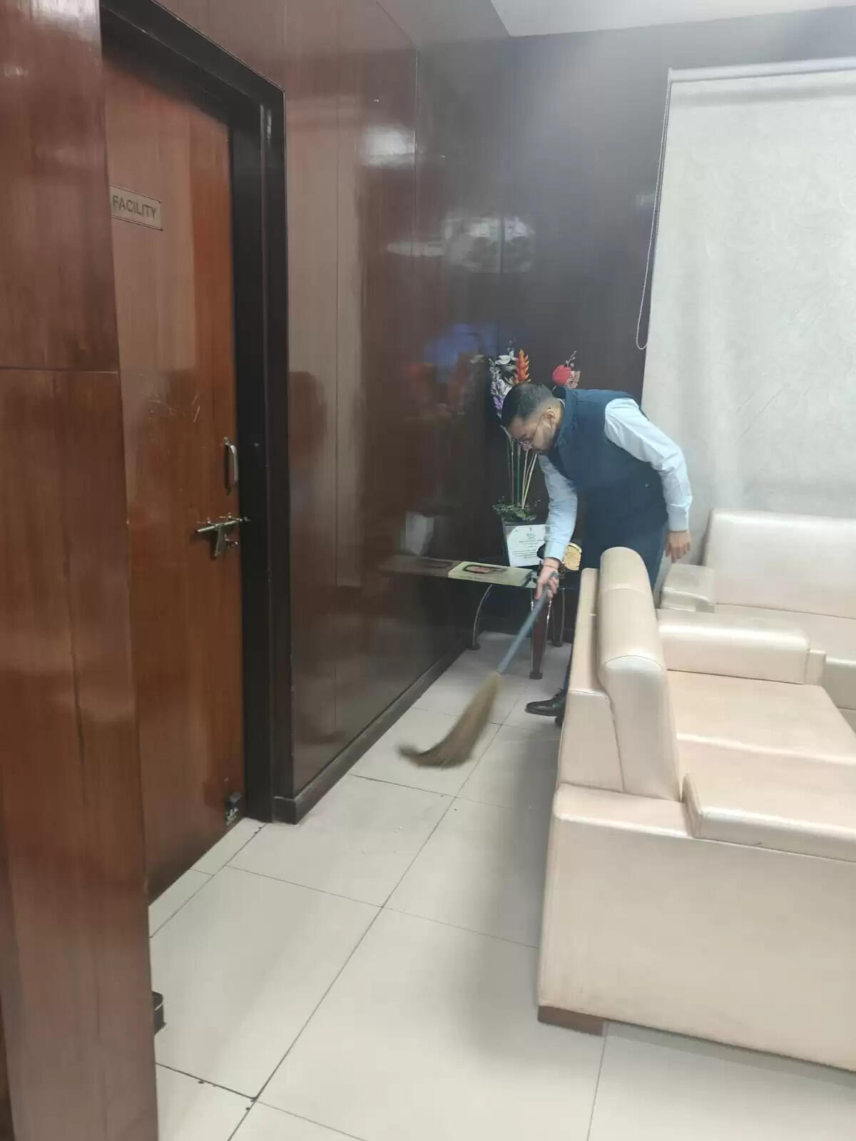 नगर निगम प्रशासक और आयुक्त ने स्वच्छता के संकल्प को साकार करने के लिए हाथ में थामी झाड़ू