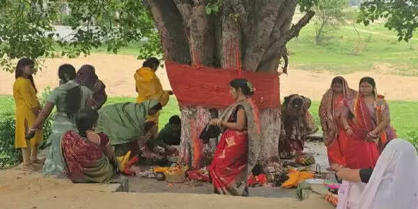 अपनी सुहाग की रक्षा को लेकर सुहागिनों ने की वट वृक्ष की पूजा