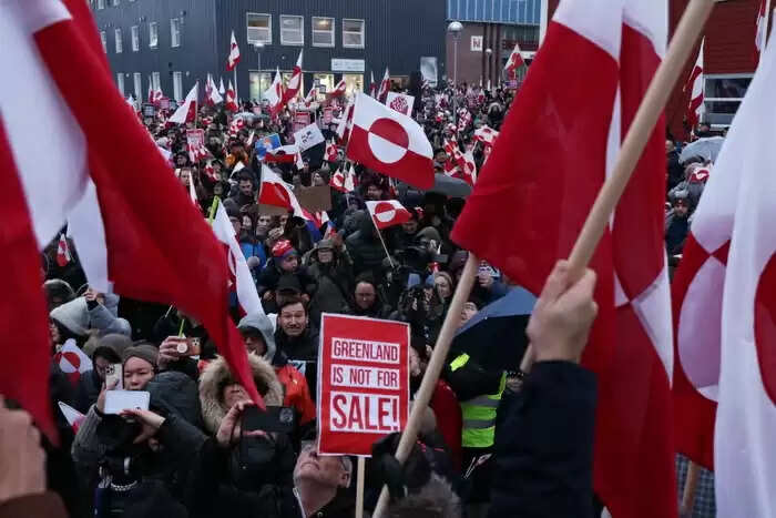 ग्रीनलैंड पर ट्रंप के बयानों के खिलाफ डेनमार्क और नूक में हजारों लोग सड़कों पर उतरे