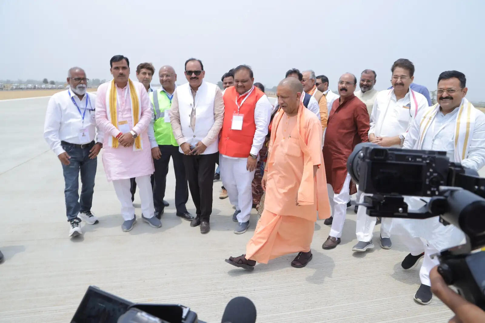 (अपडेट) सीएम योगी ने गंगा एक्सप्रेसवे और हवाई पट्टी का किया निरीक्षण