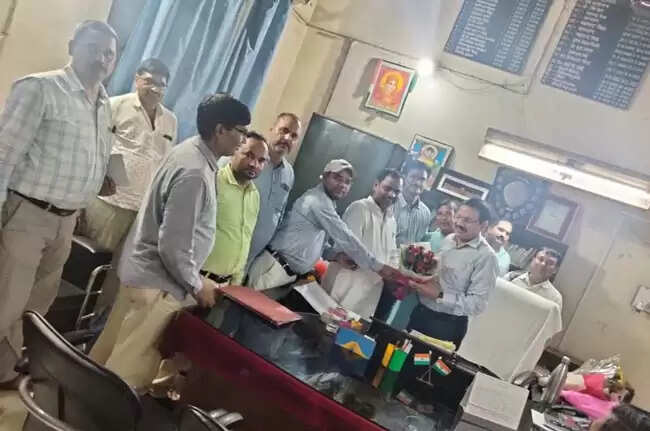 नवनियुक्त एडी माध्यमिक सुरेंद्र तिवारी ने कार्यभार संभाला