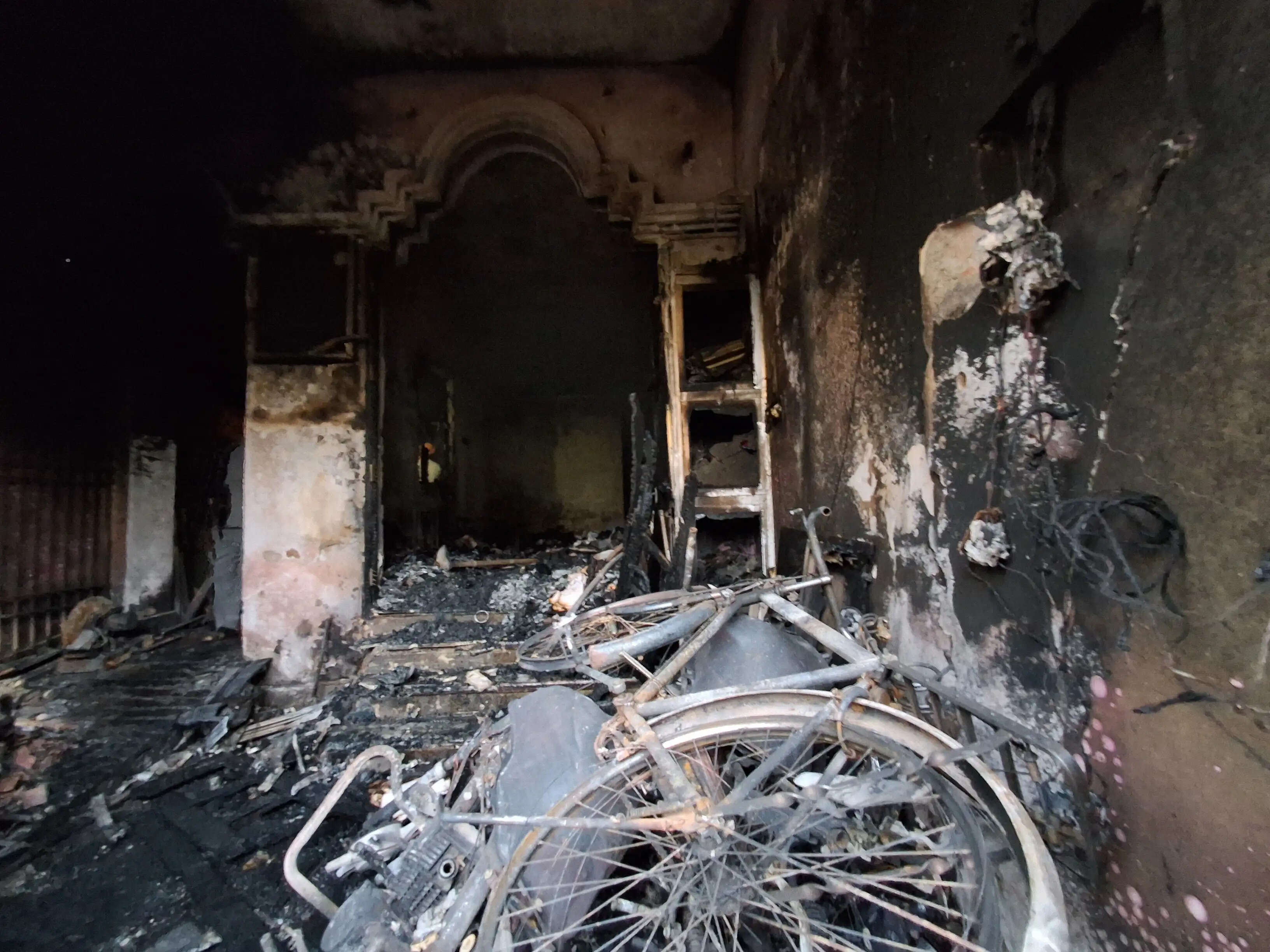 मोहन नगर में शॉर्ट सर्किट से लगी आग महिला समेत तीन झुलसे