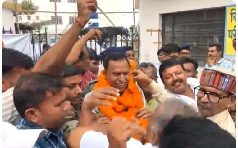 डॉ. एन.के. यादव की हैट्रिक जीत पर वाईएनपी डिग्री कॉलेज में हर्ष, भाजपाईयों ने मनाया जश्न