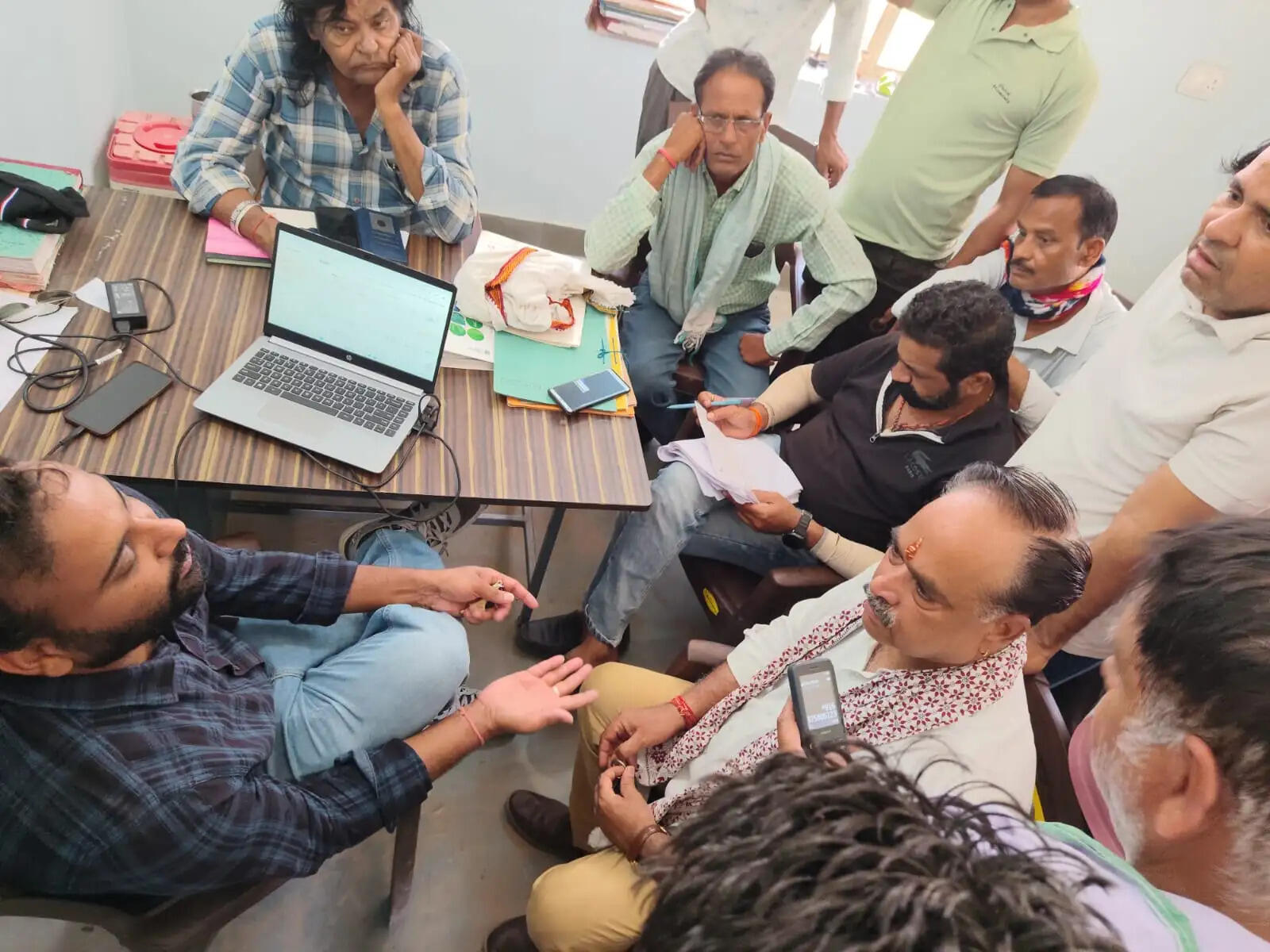 भीषण गर्मी में पेयजल संकट पर&nbsp;फूटा गुस्सा,&nbsp;पीएचईडी&nbsp;अधिकारी&nbsp;का&nbsp;घेराव