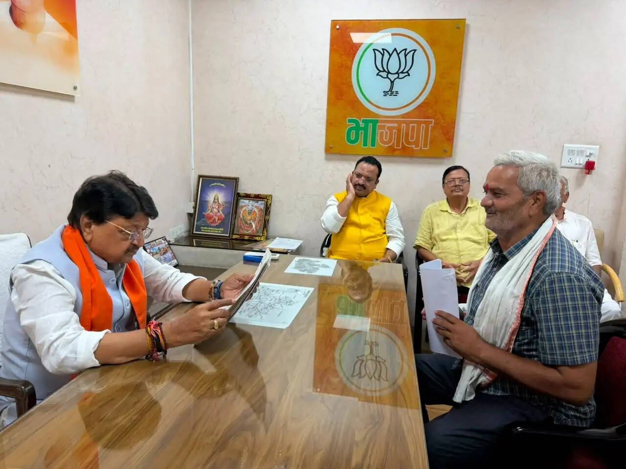 भाजपा प्रदेश कार्यालय में कैलाश विजयवर्गीय ने सुनीं जनसमस्याएं, त्वरित निराकरण के दिए निर्देश