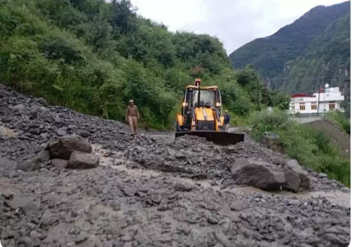 भारी बारिश के बाद मलबा आने से गंगोत्री व यमुनोत्री हाईवे बंद, नाकुरी गदेरे के उफान से काफी नुकसान