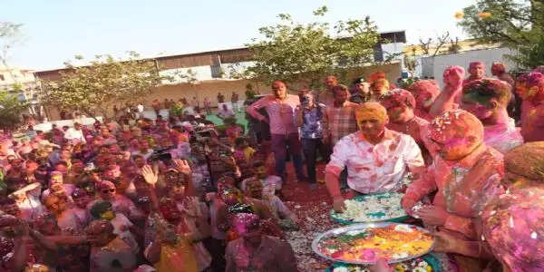 ड्यूटी के बाद खाकी ने मनाई होली: पुलिस लाइन में गुलाल और पुष्प वर्षा