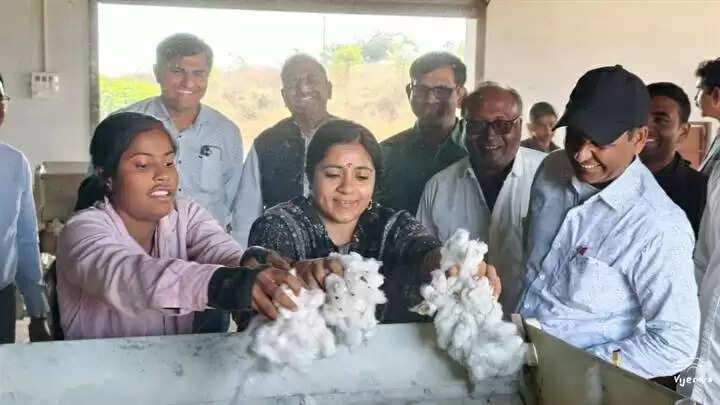 खरगोनः कलेक्टर ने विभिन्न ग्रामों का भ्रमण कर कृषि एवं उद्यानिकी की उन्नत तकनीकों का किया अवलोकन