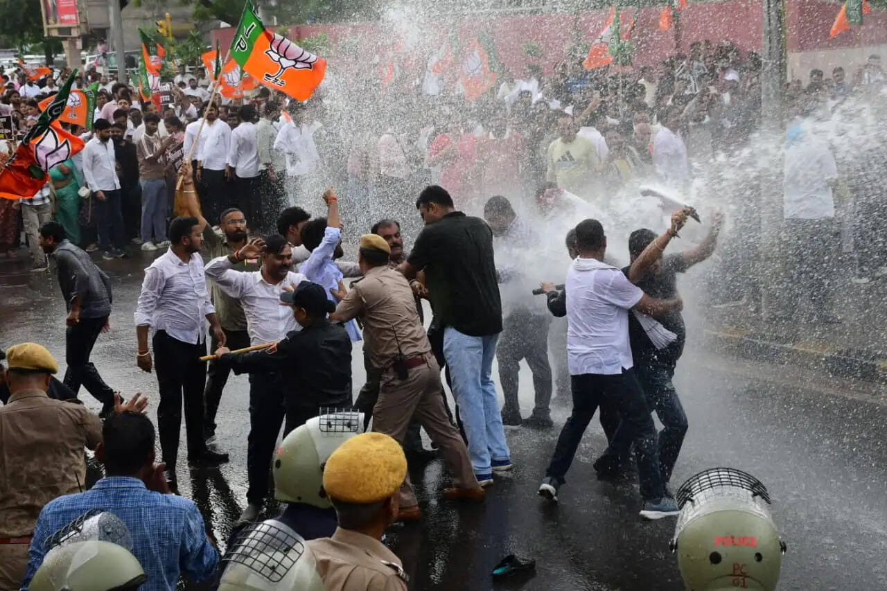 जयपुर में हाई-वोल्टेज प्रदर्शन: कांग्रेस कार्यालय घेरने निकली भाजपा पर पुलिस ने चलाई वाटर कैनन