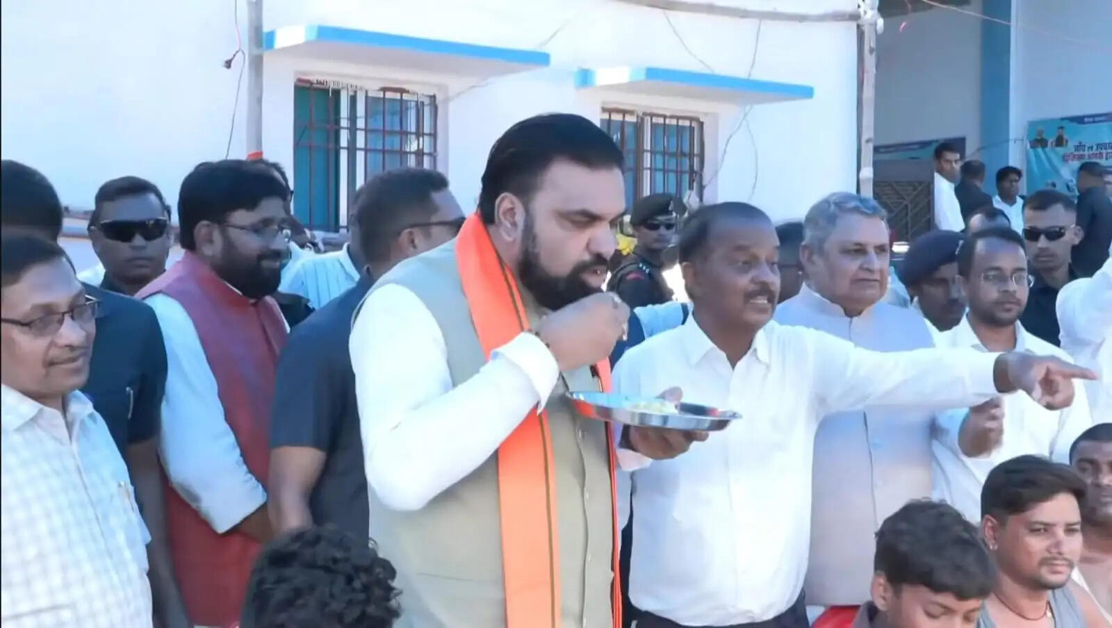 सोनपुर में बाढ़ पीड़ितों के बीच पहुंचे मुख्यमंत्री सम्राट चौधरी, पीड़ितों के साथ किया भोजन