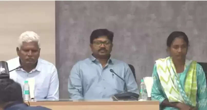 तेलंगाना में तीन बड़े कैडर के नक्सलियाें ने किया आत्मसमर्पण