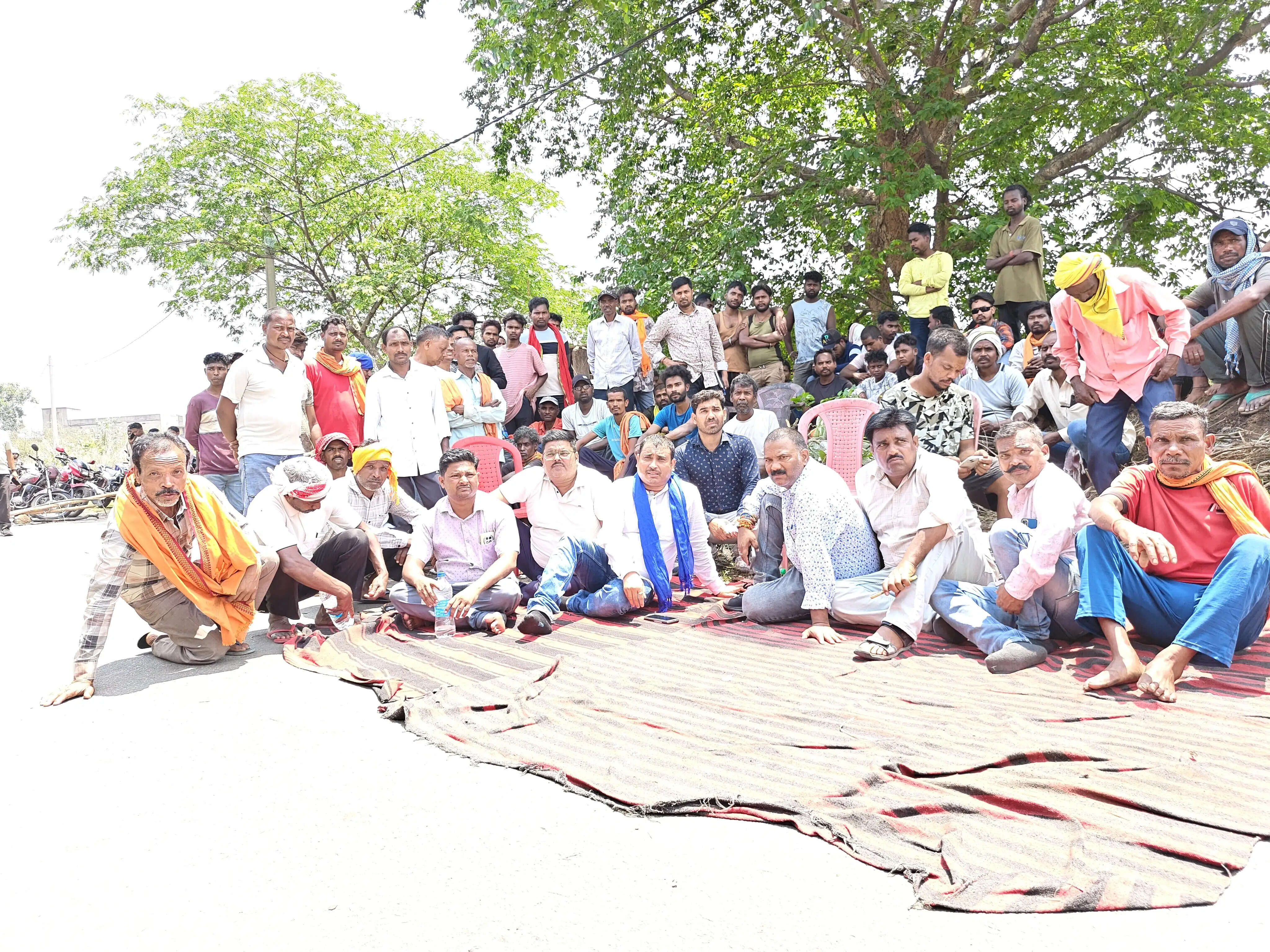 मुआवजे का मिला आश्वासन, 24 घंटे के बाद समाप्त हुआ सड़क जाम