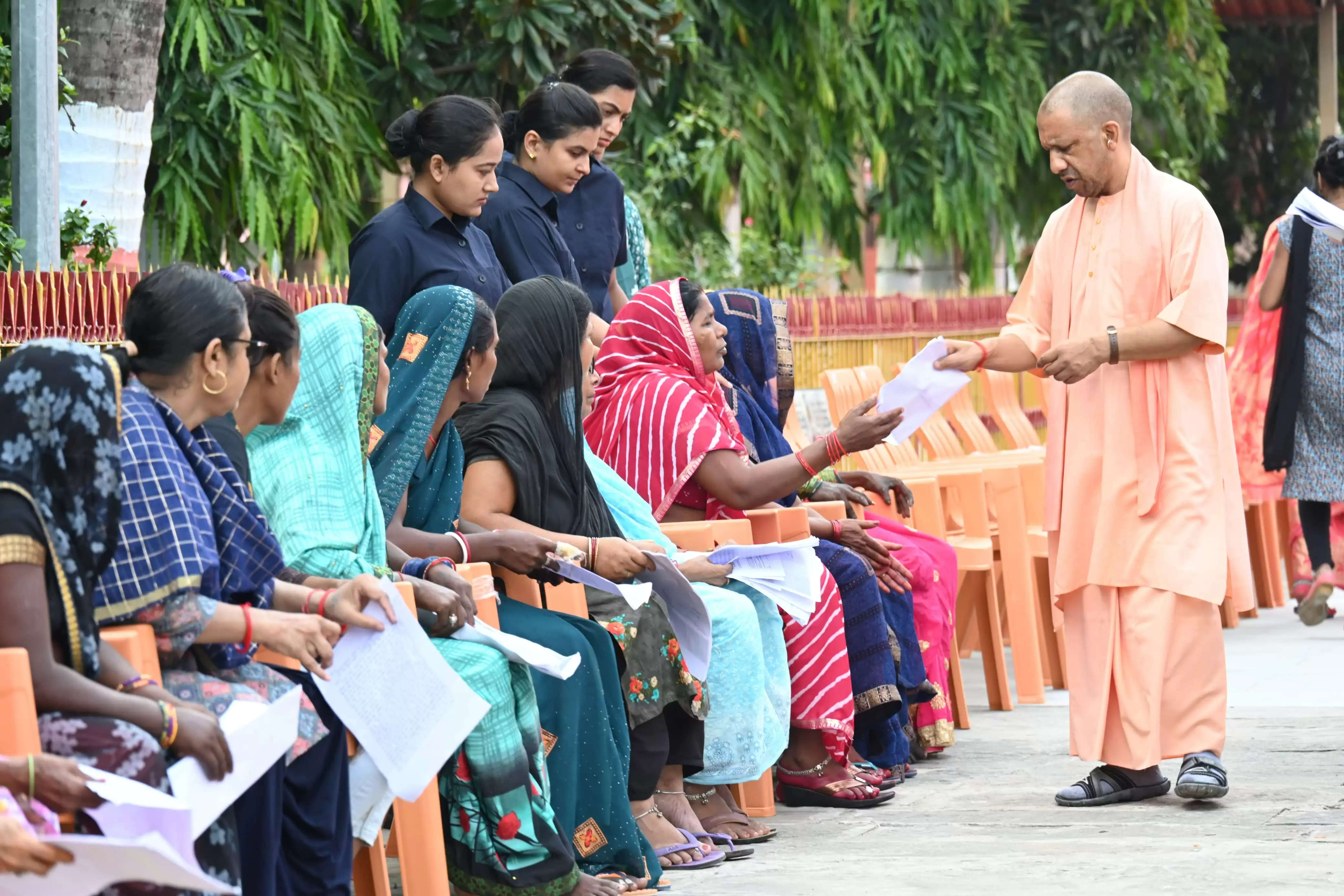 हॉस्पिटल में भर्ती कराकर इस्टीमेट मंगाइए, इलाज का खर्च सरकार देगी : मुख्यमंत्री याेगी