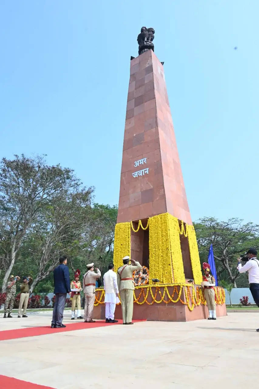 मुख्यमंत्री ने अमर जवान स्मारक में पुष्प अर्पित कर शहीदों को किया नमन