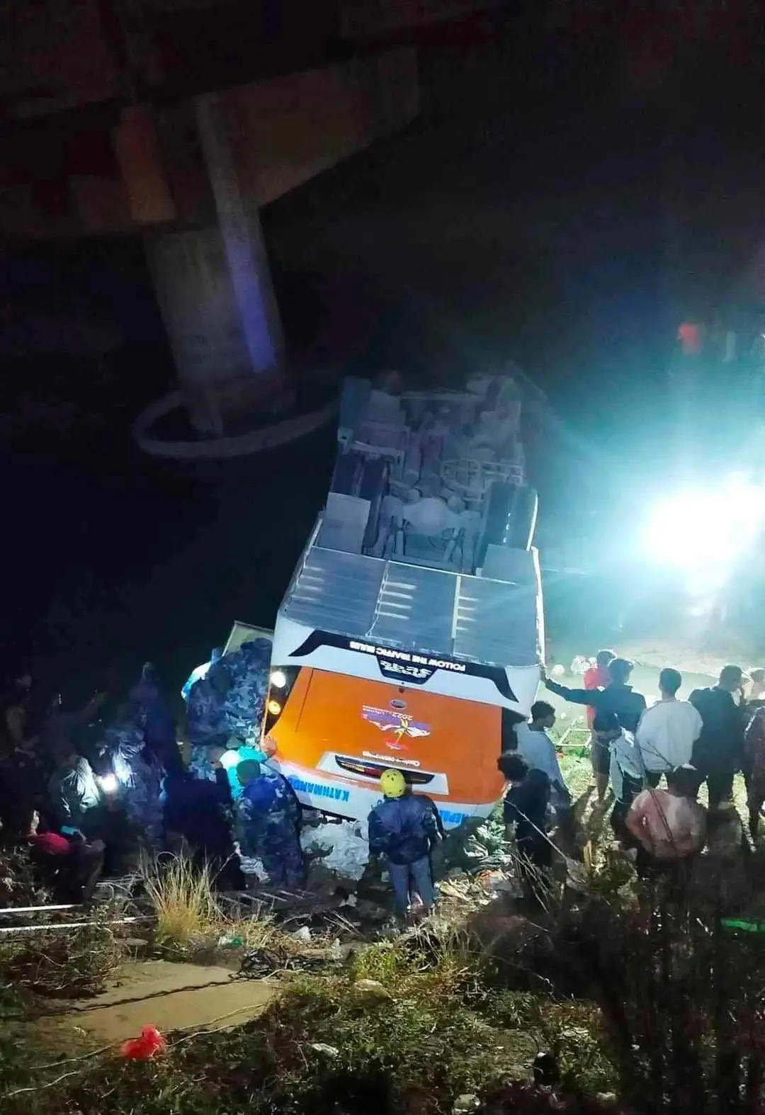 नेपालगंज से काठमांडू जा रही बस राप्ती पुल के नीचे गिरी,दो भारतीय नागरिक सहित 12 की मौत