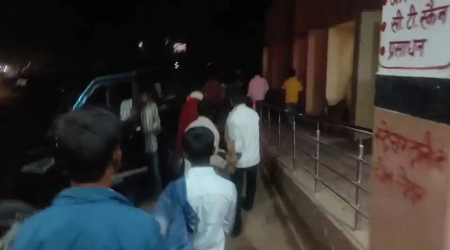 आमने-सामने भिड़ीं दो बाइकें, दाे की मौत व तीन गंभीर