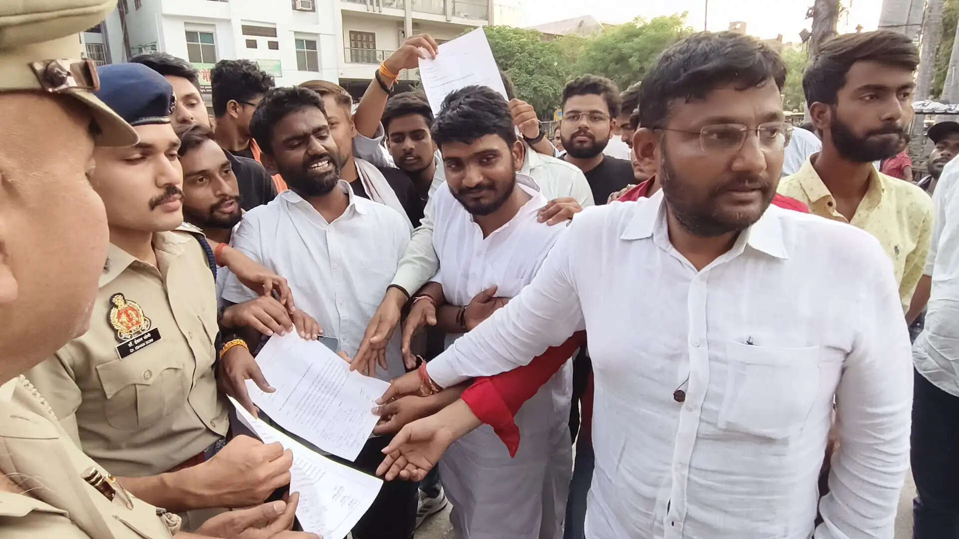 पूर्व प्रधानमंत्री चंद्रशेखर को 'भारत रत्न' देने की मांग, युवाओं ने एसीपी को सौंपा ज्ञापन