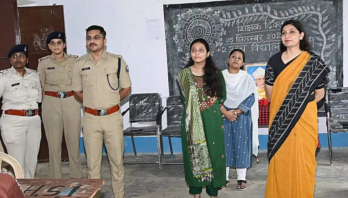 कस्तूरबा गांधी बालिका विद्यालय के औचक निरीक्षण में डीएम काे व्यवस्थाओं में मिली खामियां