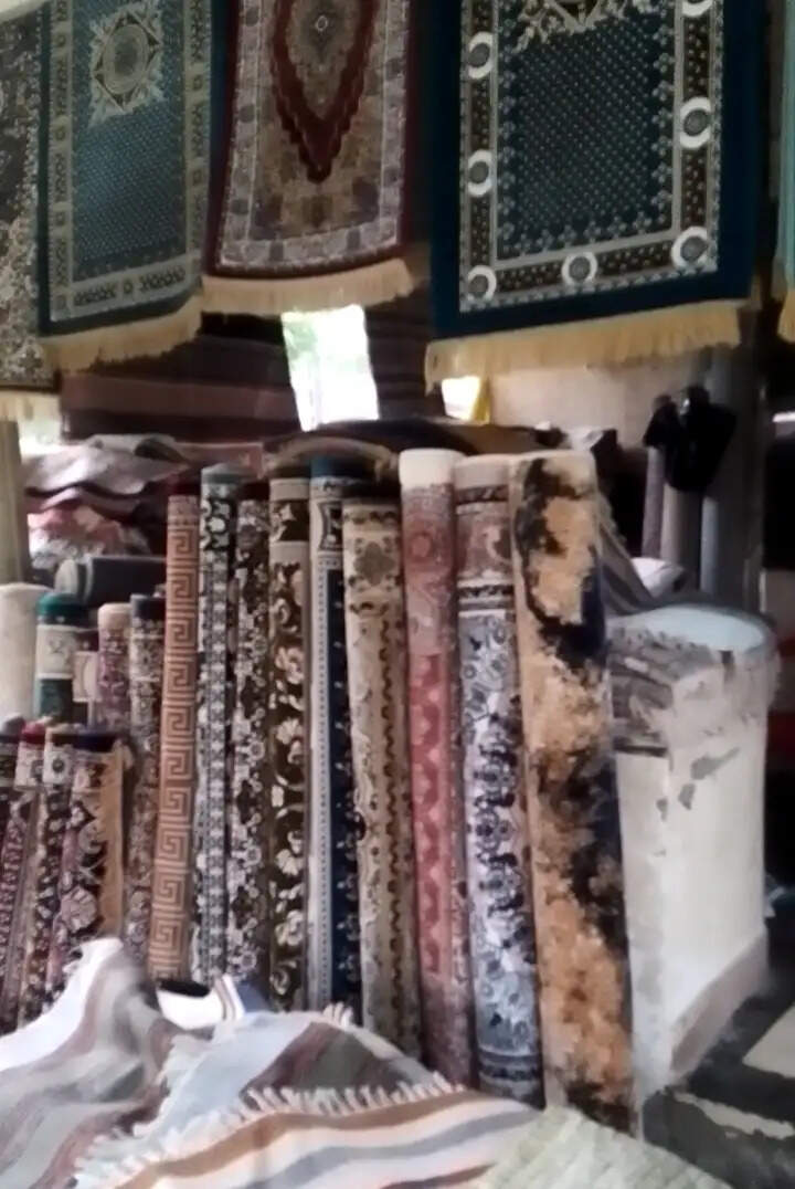 वाराणसी : अत्यधिक बरसात से कालीन व्यवसायियों को खासा कठिनाई, ग्राहकों की संख्या घटी